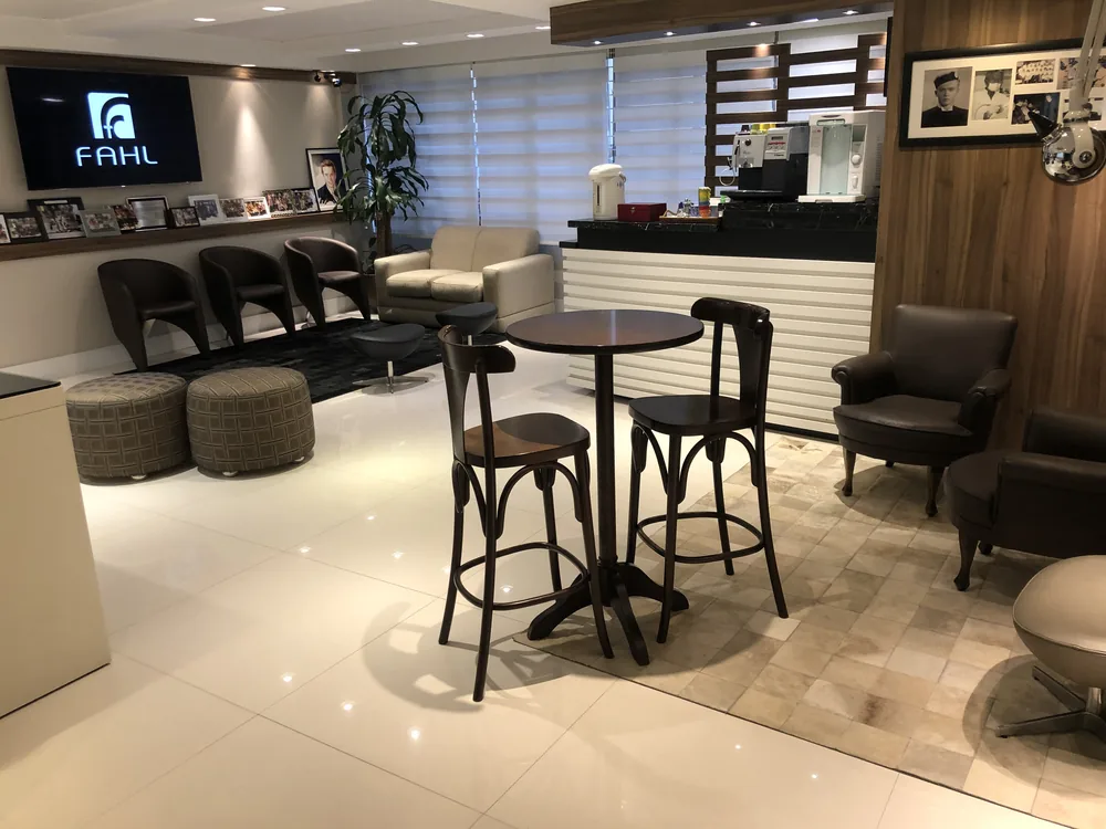 Lounge do Fahl Center com poltronas, mesas e espaço para café e convivência.