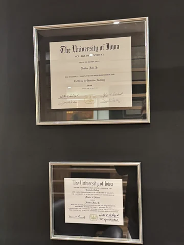 Certificados de Operative Dentistry e Master of Science da University of Iowa, concluídos em 1989.