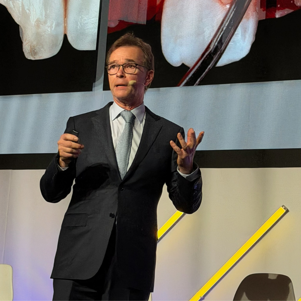 Dr. Newton Fahl Jr. com aluno em prática clínica